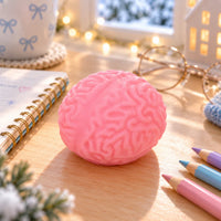 Squishy cerveau rose sur un bureau