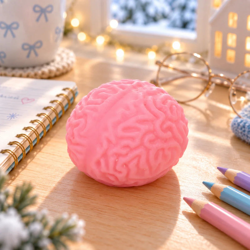 Squishy cerveau rose sur un bureau